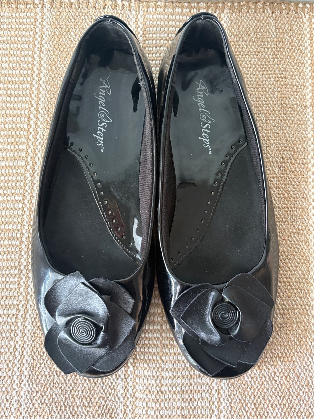 Angel Steps Black Patent Ballet Flats, Dimensional Rose Accents. Size—8.5
